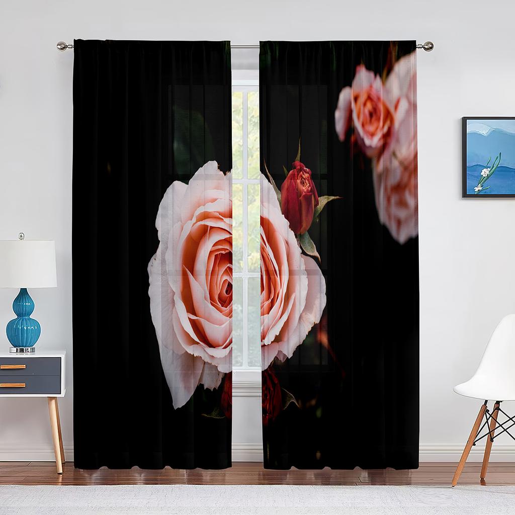 Bliski widok czerwonej róży kwitnącej przezroczyste zasłony okienne do sypialni salonu walentynkowe romantyczne kwiatowe szyfonowe tiulowe woalowe zasłony
