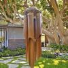 Carillon éolien en bambou et coque de noix de coco, conçu pour être suspendu dans les jardins, crée des sons apaisants pour les espaces extérieurs