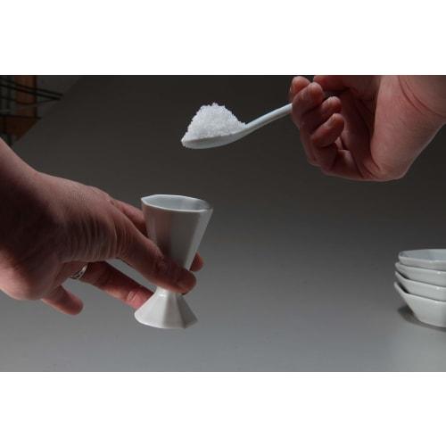 This octagonal salt set is easy to hold and serve. It includes five plates and one octagonal salt pyramid, bringing good fortune. Unlike unglazed porc