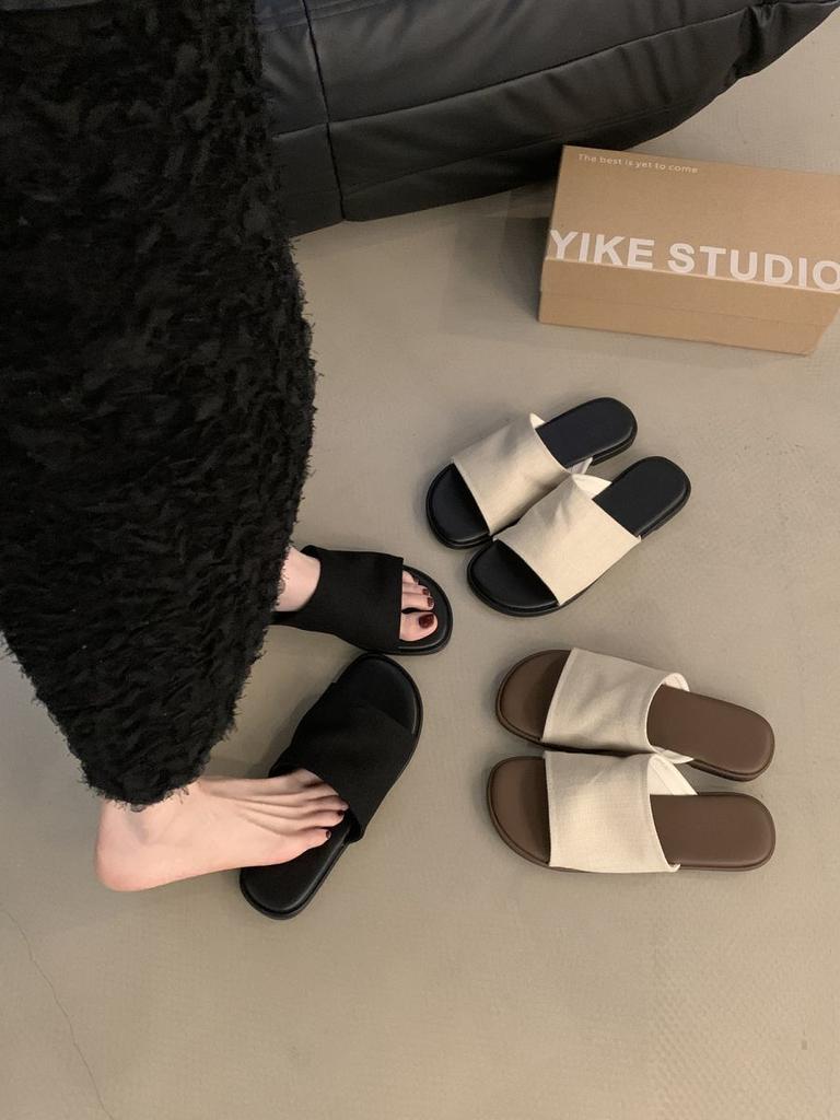 French flat-bottomed retro casual one-word slippers for women's summer wear 2025 new seaside vacation beach cool slippers