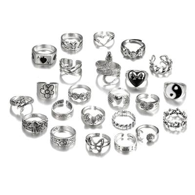 24 Stück Y2K Gothic Ringe Set für Damen und Herren Silber Punk Grunge Vintage Schmuck mit Herz Schlange Blumen Designs