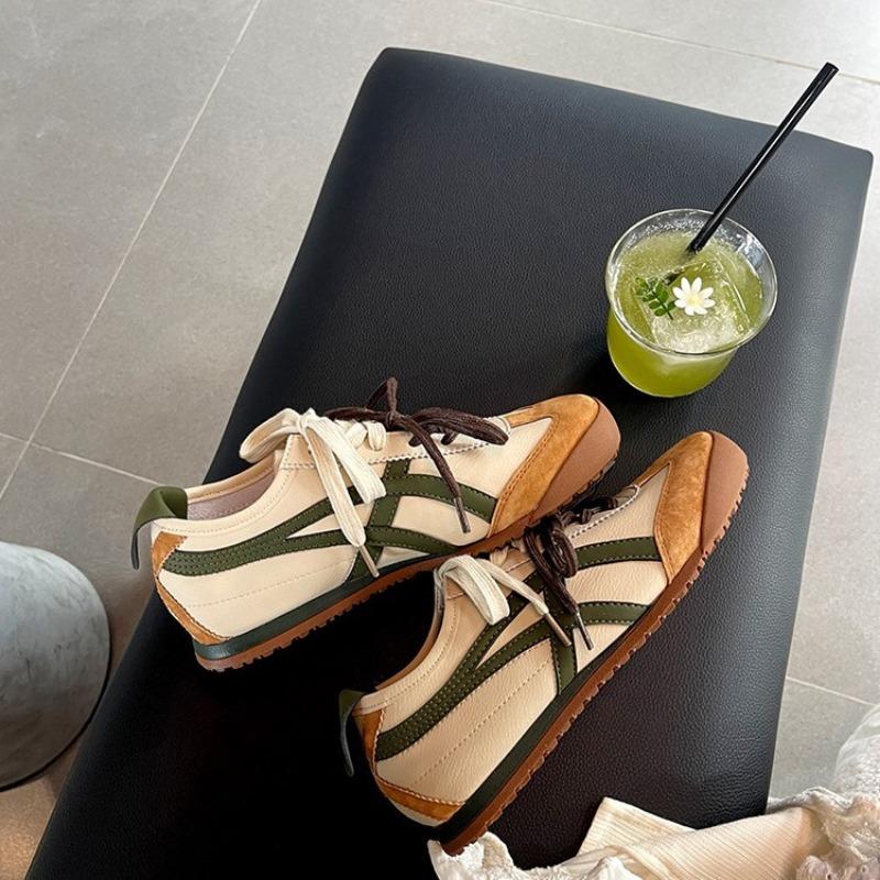 Classic Retro Women's Flat Baseplate Shoes Women's New Leather Versatile Soft Sole Sports and Leisure Shoes Women