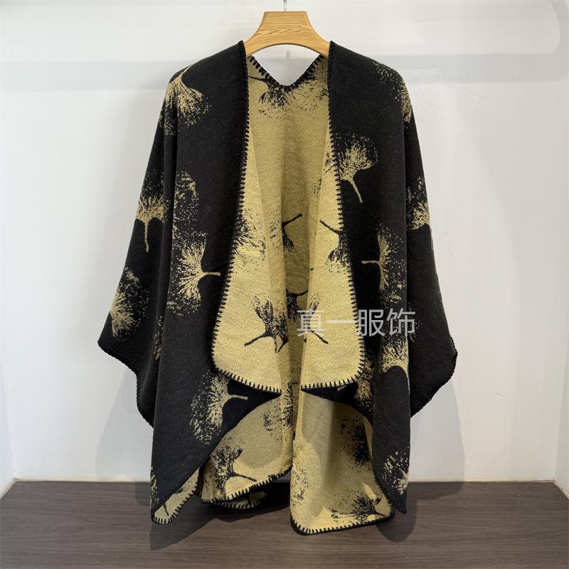 

Теплая вязаная шаль-накидка с листьями гинкго на осень/зиму