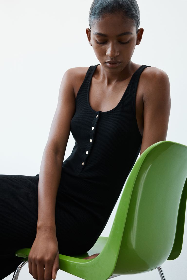 

Трикотажное платье с пуговицами HM, черное