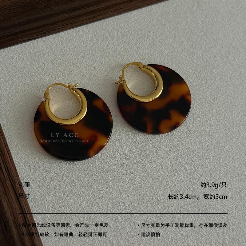 French retro tortoiseshell earrings, Maillard style, leopard print, smudged board, advanced sense, lazy and versatile temperament earrings