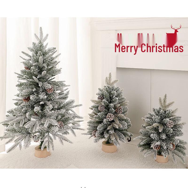 Künstlicher Weihnachtsbaum mit Tannenzapfen