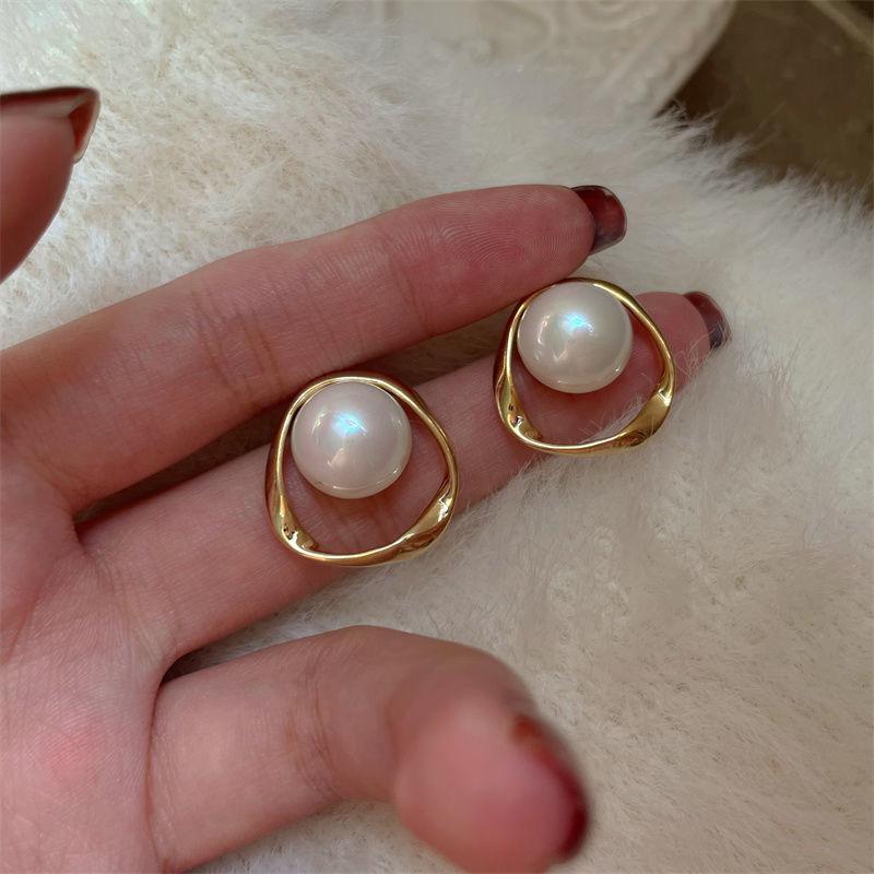 Simple Geometric Pearl Stud Earrings Women'S Light Luxury High-End Niche Design Earrings French Retro Versatile Earrings