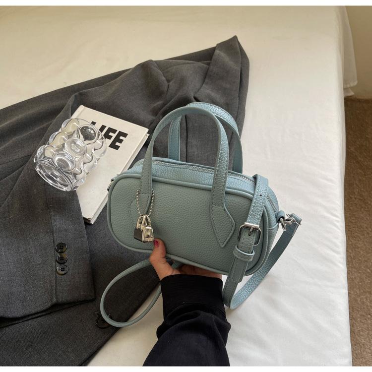 

Korean version of fashionable lychee pattern Boston pillow bag bag 2025 new versatile casual texture shoulder messenger bag women синий