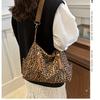 Fashion Leopard Print Large Capacity Tote Bag Casual Women's Shoulder Bag Simple Vintage Crossbody Bag Fashionable Leopard Pattern Zipper Shopping Bag