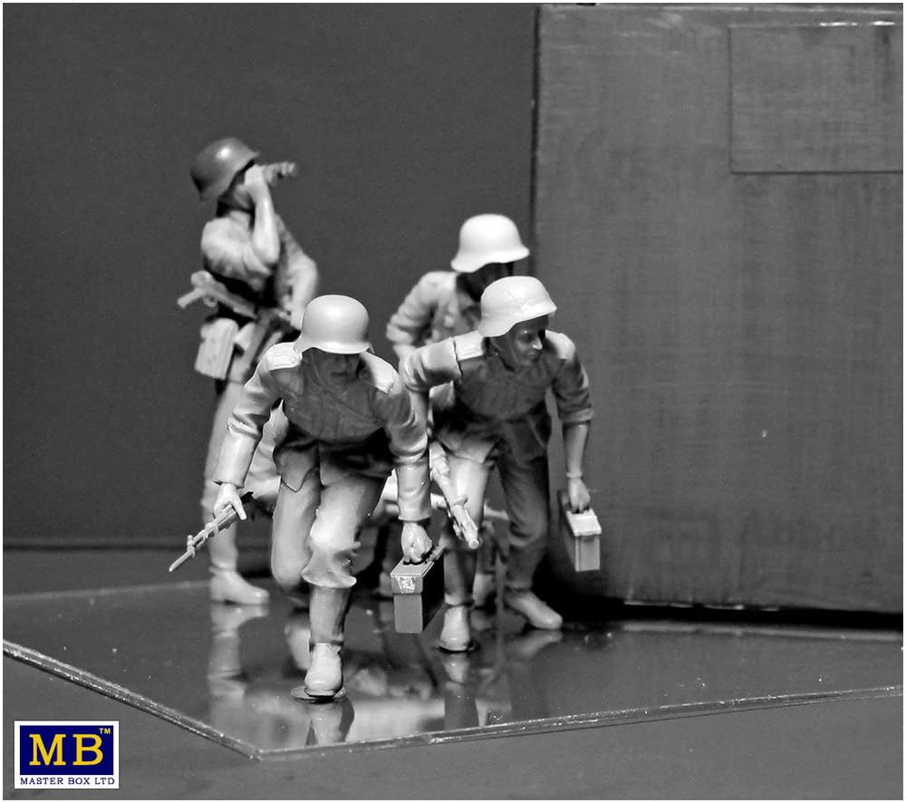 Master Box 1/35 Scale World War II German Infantry (5 Figures) in Early War Uniforms Plastic Model Kit MB35177