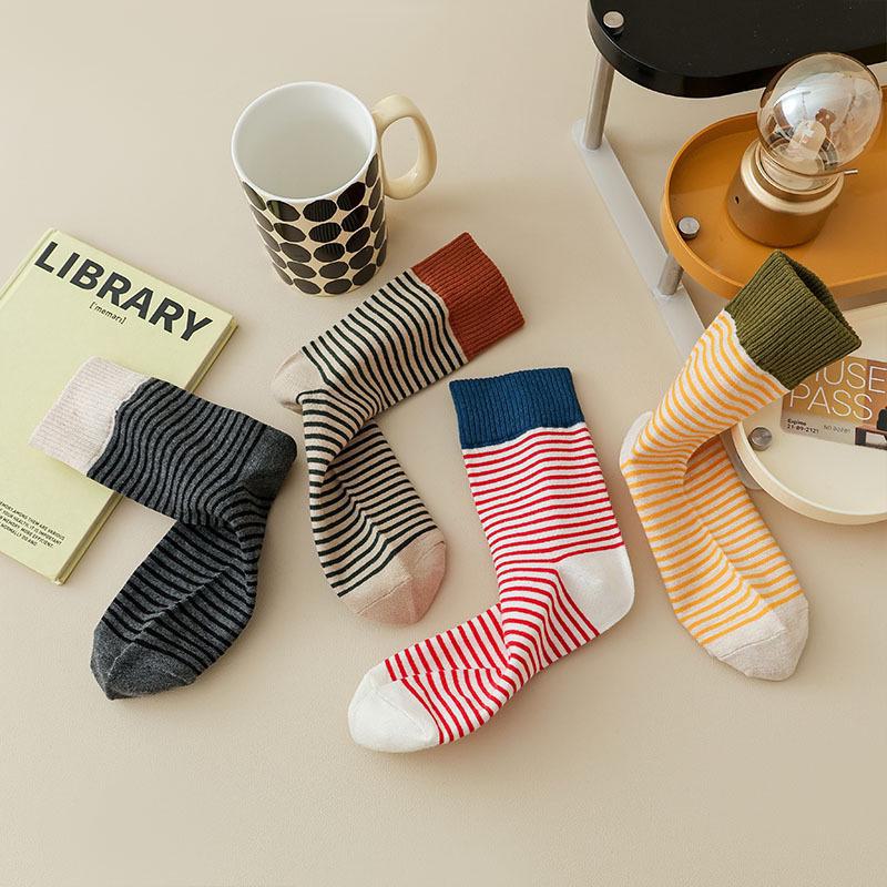 Chaussettes pour femmes: Automne/Hiver 2024 Chaussettes Coréennes Rayées Mi-Tubes en Coton, Respirantes, Absorbant la Sueur