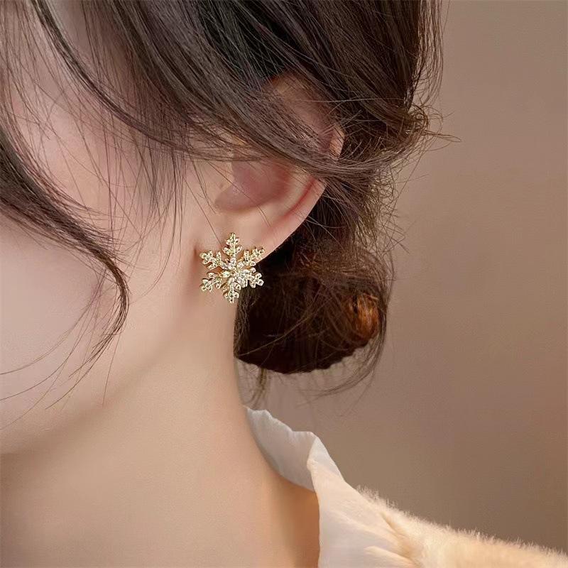 Christmas Snowflake Earrings, Light Luxury And High-End Temperament Earrings For Women, Exquisite And Unique Autumn And Winter Earrings