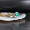 Серебряное кольцо с натуральным изумрудом 1.155ct, вес изделия 2,01 гр (2206125)