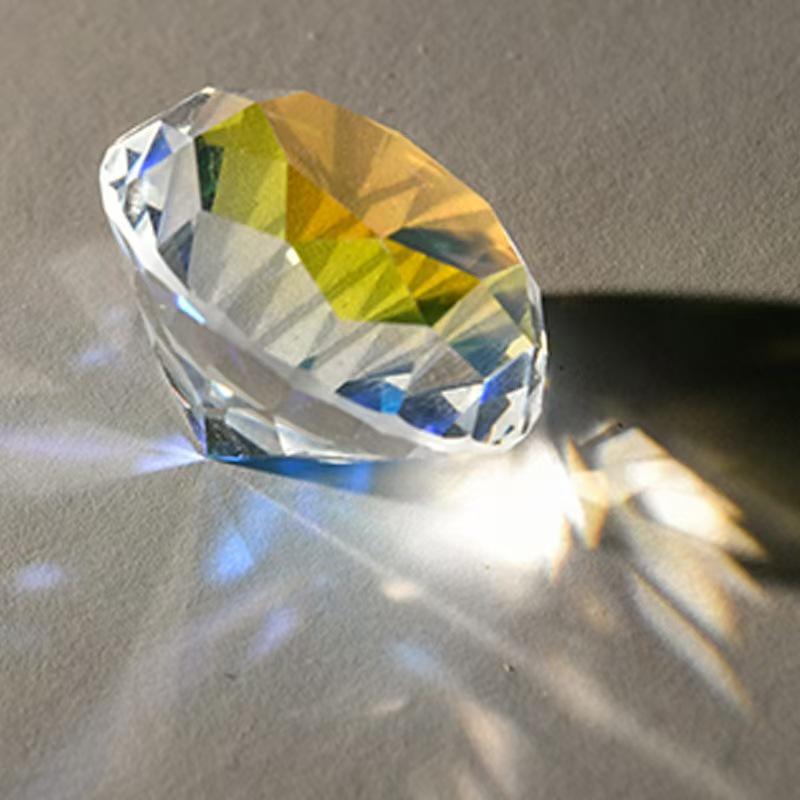 קוביית אור פריזמה צבעונית: תופסן שמש יצירתי, קישוט לשולחן העבודה ומתנת יום הולדת