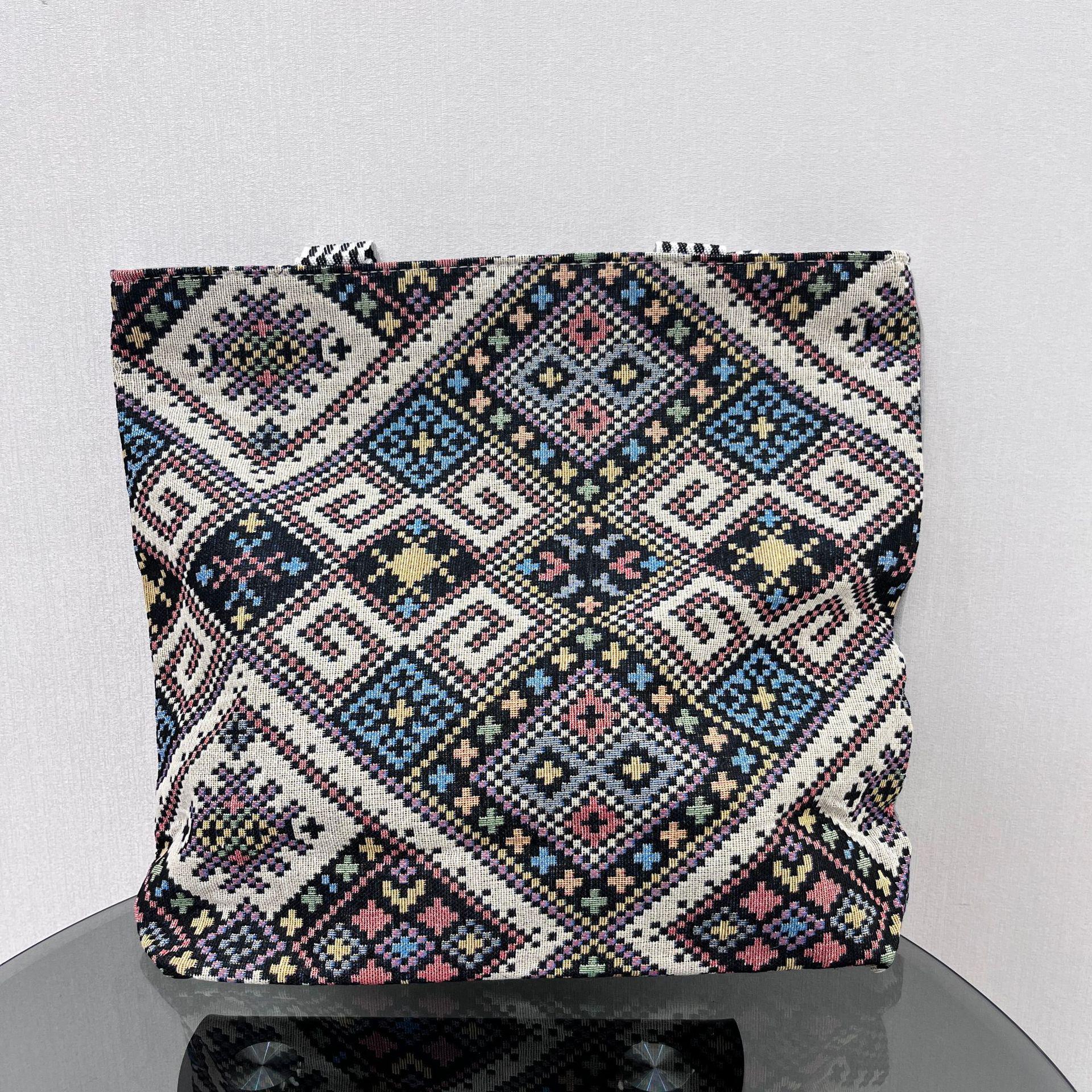 

Classic Large Capacity Ethnic Canvas Tote Bag for Women - Fashionable and Casual Shoulder Style 42x8x35 cm чёрный