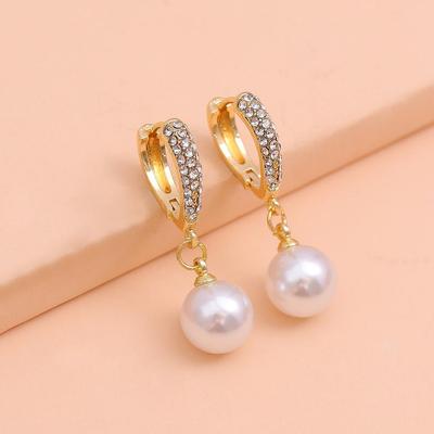 Piękne i obfite kolczyki z cyrkoniami imitującymi perły