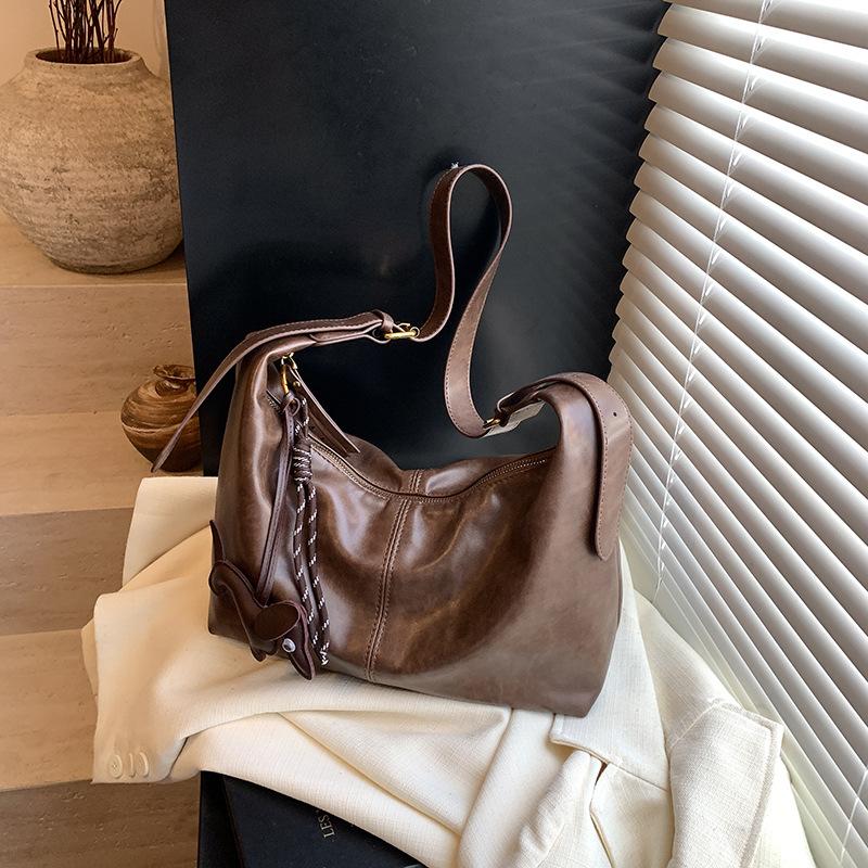 Retro bag women's large-capacity new versatile casual niche shoulder messenger bag commuter dumpling bag