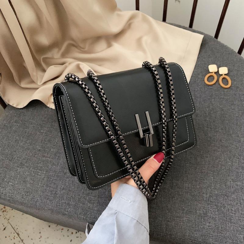 Today's popular small bags are women's new retro textured chain messenger bags, fashionable autumn and winter shoulder small square bags.