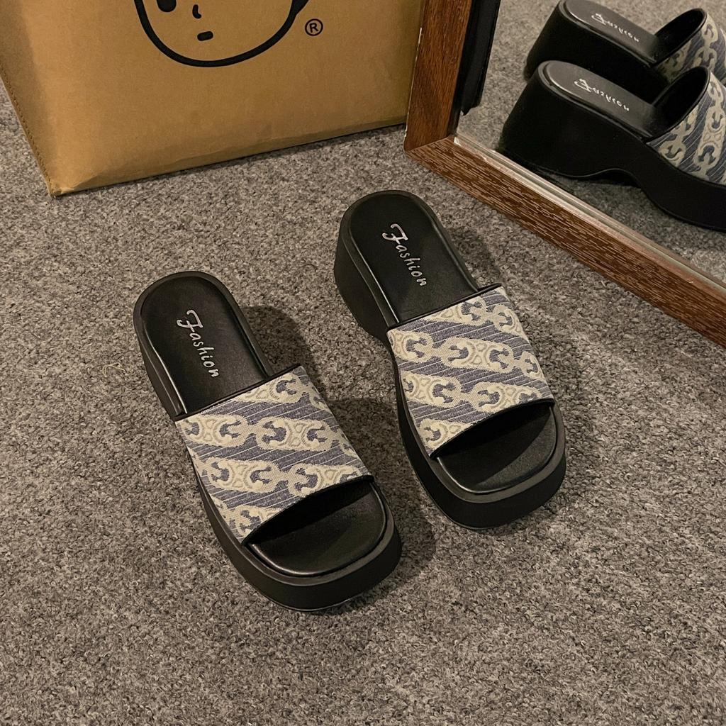 Super fire thick bottom heightening cool slippers women's summer wear advanced sense 2025 new model with skirt going out beach slippers