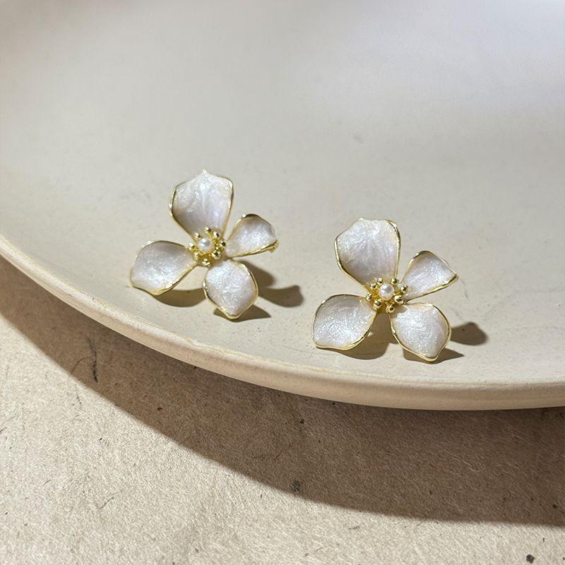 

Flower-De-Luce Open Sweet Pink Flower Earrings for Women 2025 New Arrival Fancy Stud Earrings Unique Design Earrings White flowers