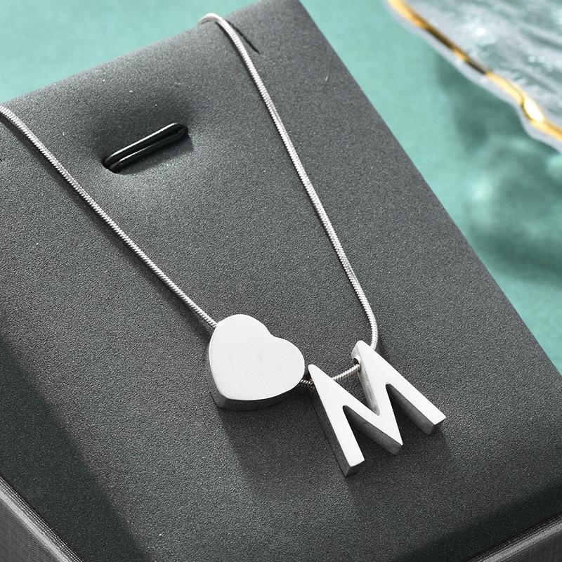 Elegante Colar com Pingente de Coração com Alfabeto Personalizado em Aço Inoxidável para Mulheres