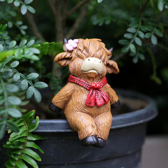 2Pcs Cartoon Highland Cow Figurine Couple Highland Cattle Statue Resin Sculpture Outdoor Garden Flower Pot Hugger Ornament Decoration