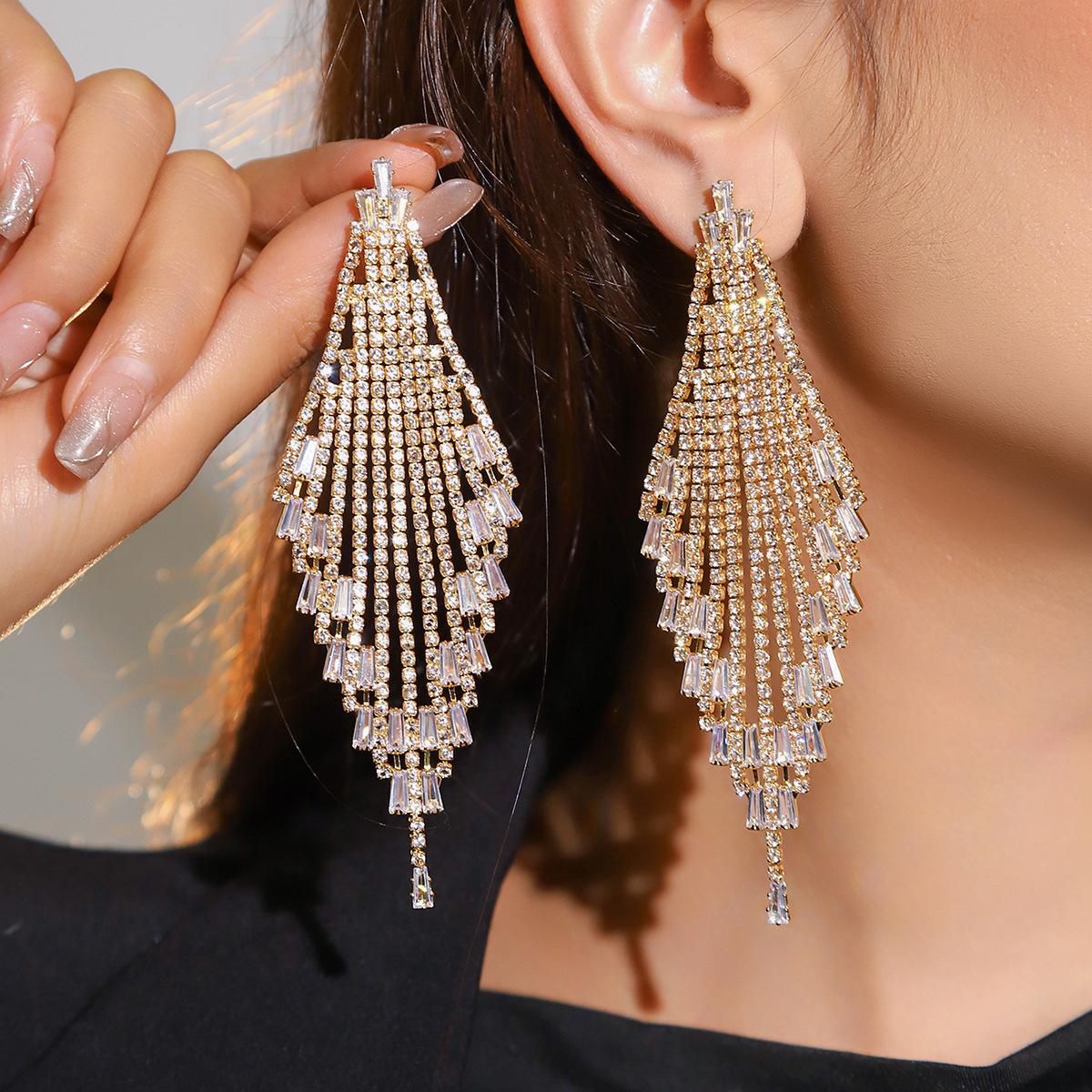 Роскошные длинные серьги-подвески с блестящими кристаллами и цепочкой-когтем