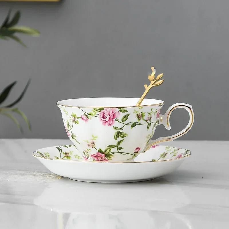Ceramic Coffee Cup Saucer Spoon Set Flower Tea Cups Set European Porcelain Mug and Saucer for Coffee Cups Mugs Coffeeware Gift