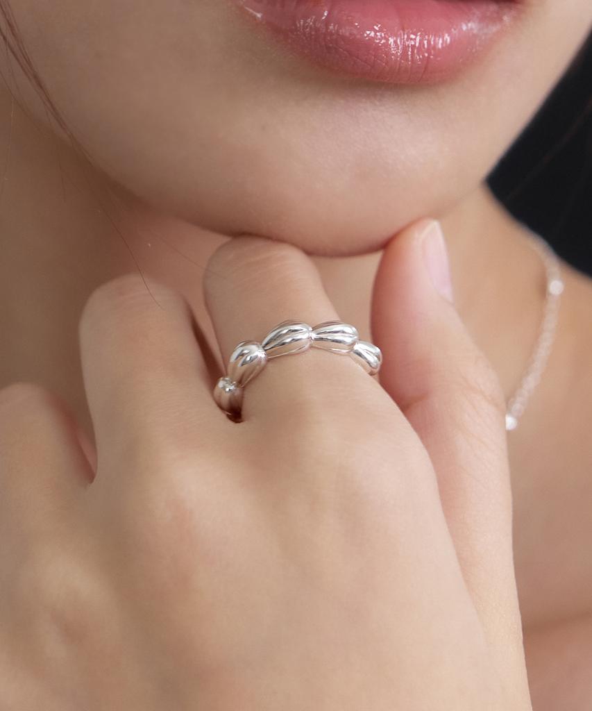 Byweekend Petal Free Ring
