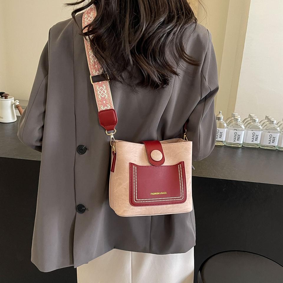 Сумка через плечо из искусственной кожи с контрастным рисунком — фото 3