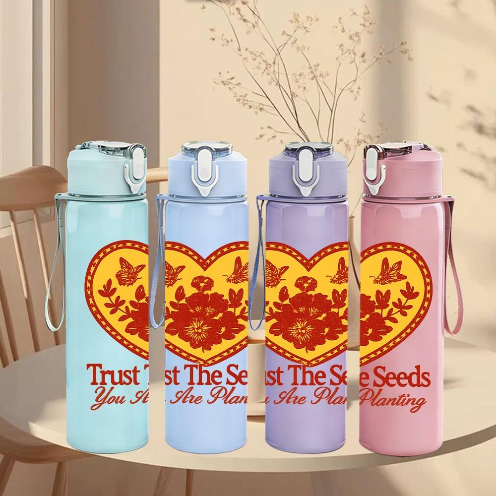 1PC Trust The Seeds Vintage Heart Print 750ml Color Plastic Sports Water Bottle Leakproof Flip Straw Lid Suitable for Sports Office Home Use