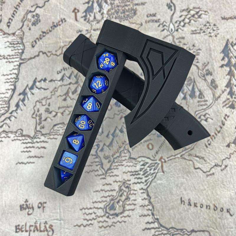 Úložný box na kostky Tomahawk Dodává se se sadou kostek, Standardní sada 22mm polyedrických kostek, Ideální dekorace do herní místnosti