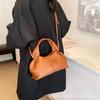 Autumn and winter retro small bag women's 2025 new fashion versatile messenger bag high sense super fire portable dumpling bag