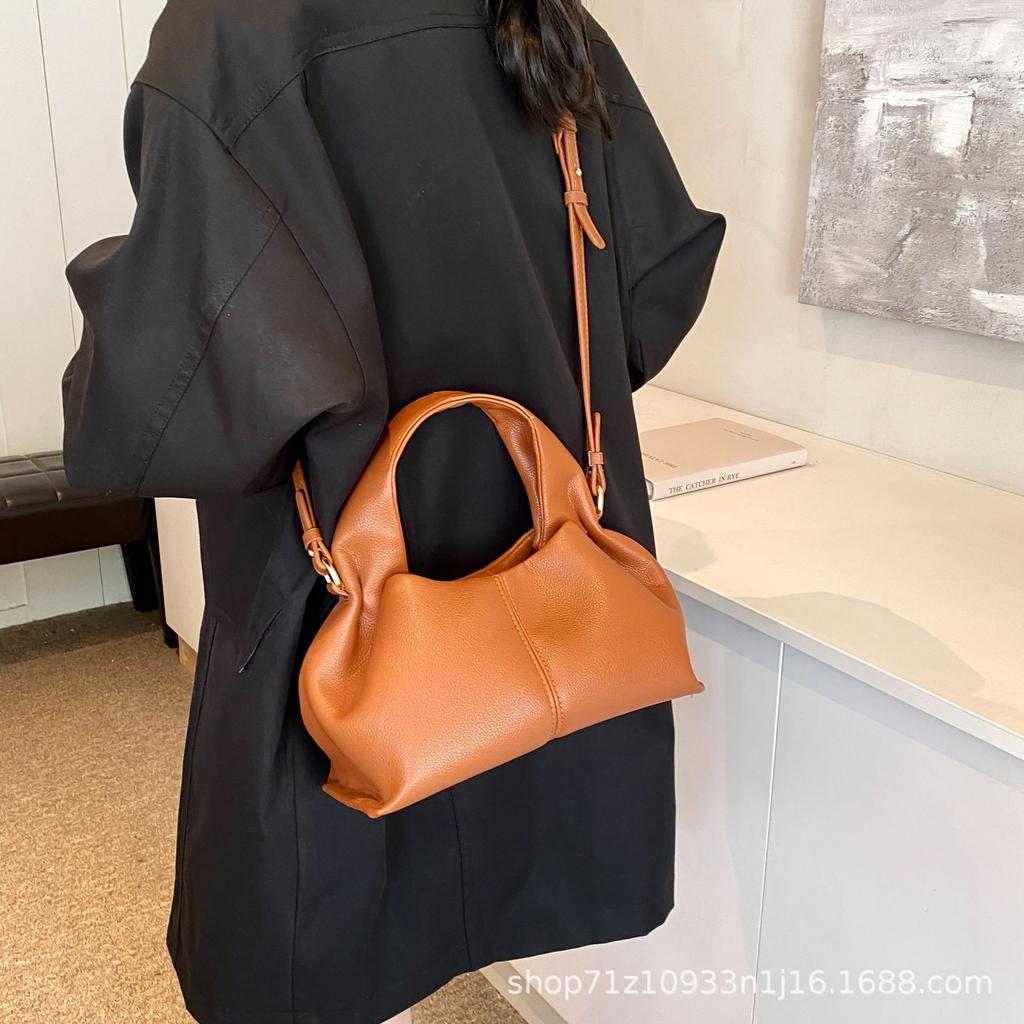 Autumn and winter retro small bag women's 2025 new fashion versatile messenger bag high sense super fire portable dumpling bag