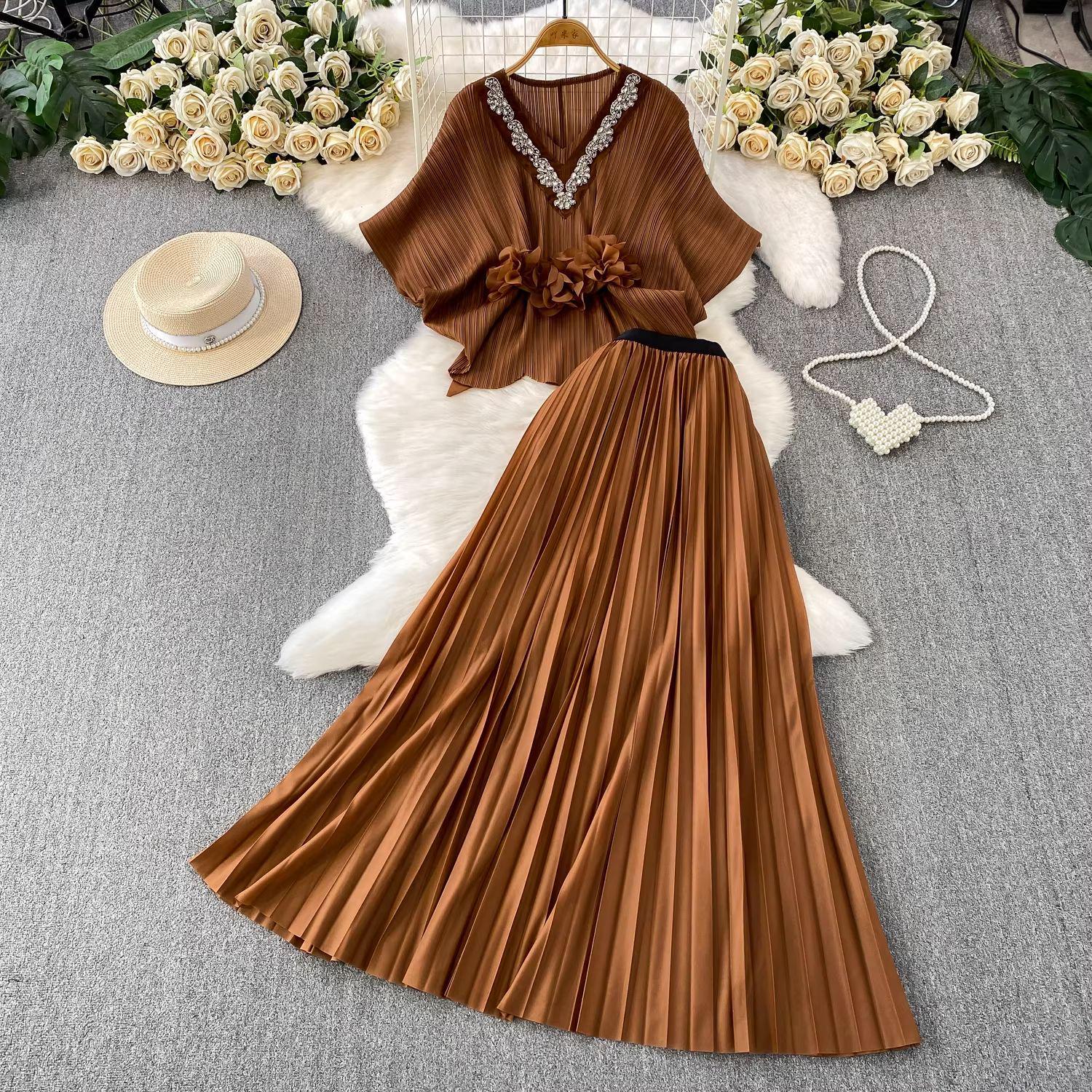 

Elegant Rhinestone V-Neck Floral Waist-Cinched Top & Pleated Skirt Set One Size кавовий
