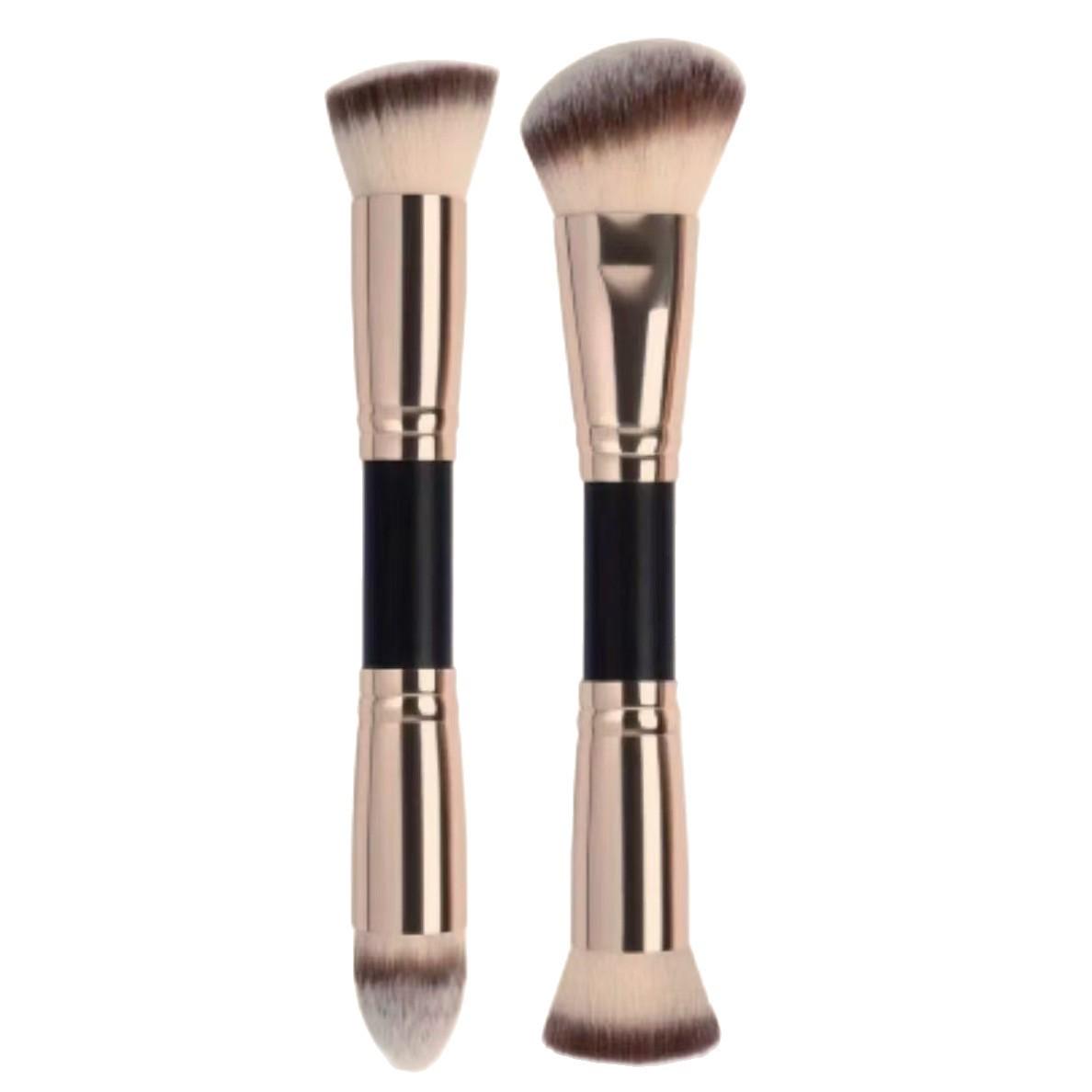 

Кисть с двумя концами для тональной основы, румян и контуринга с мягкой щетиной