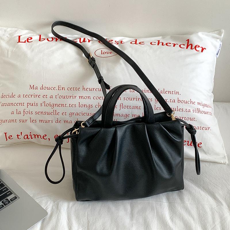 

Korean Version Gentle Style Pleated Hand Carrying Cloud Bag for Women in Summer, Large Capacity, Simple and Fashionable Carrying Crossbody Bag чорний