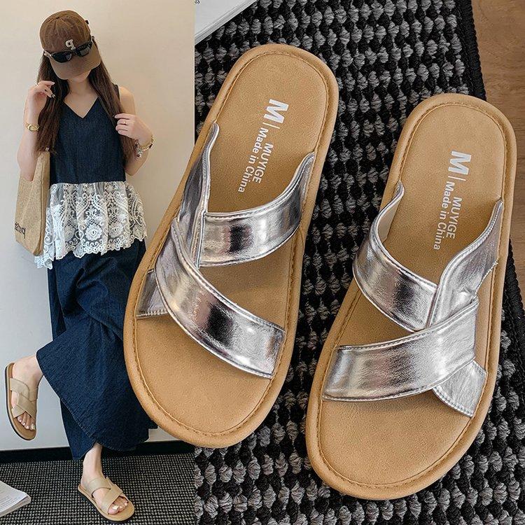 Niche kinked cross slippers women's soft bottom outer wear 2025 new summer beach seaside vacation cool slippers