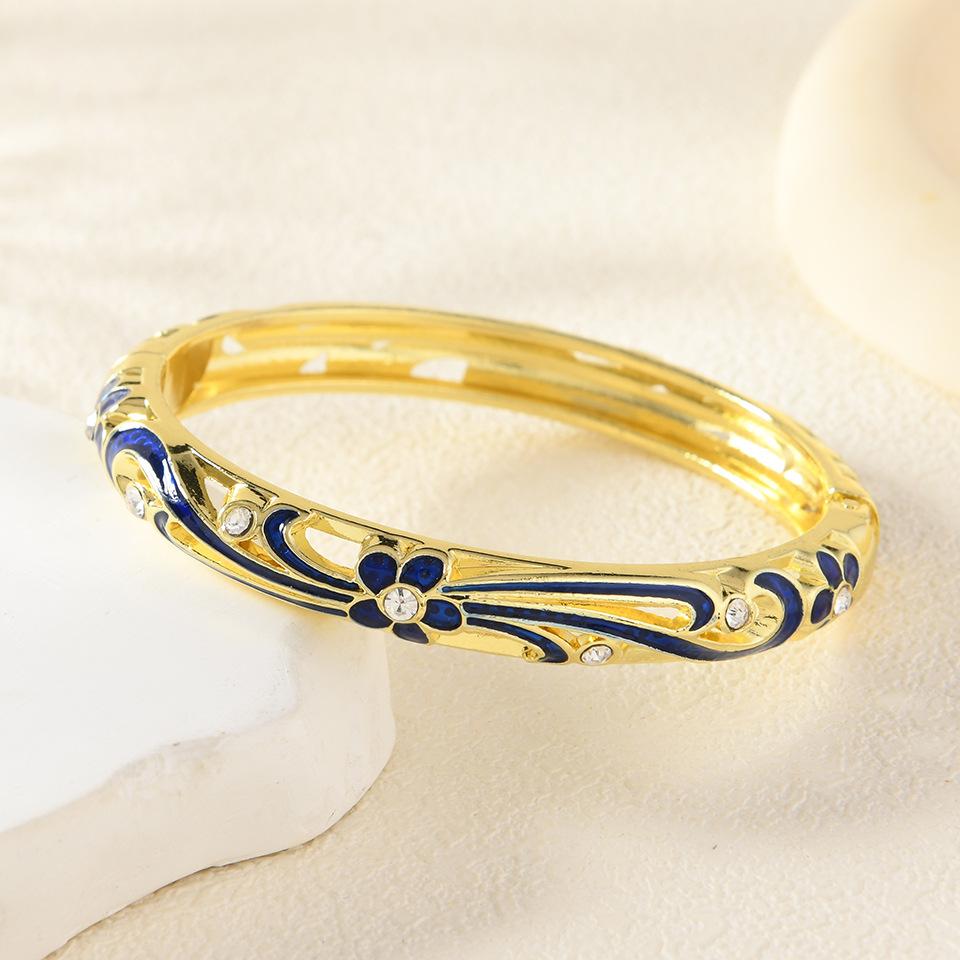 Open Hollow Luxury Fashion Versatile Hollow Women s Retro Bracelet 17CM