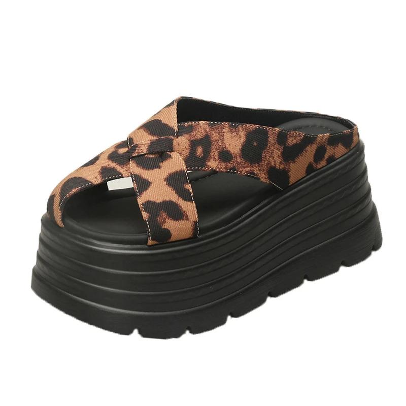 Moda 8CM Scarpe da Donna Retro Versatili Estate 2025 Zoccoli con Tacco Aumenta Altezza Sandalo Femminile Leopardo Spesso Nuova Moda Scandali