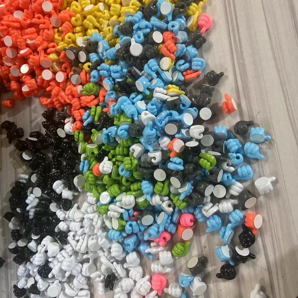 Organizér kabelů s háčkem na palec: Samolepicí držák bez vrtání pro multifunkční organizaci kabelů a upevnění nabíječky