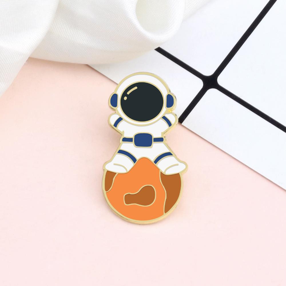 Creative Cartoon Astronaut Enamel Brooches Fashion Cute Space Moon Star Galaxy Bag Badge Lapel Pins Design Jewelry Gift for Kids