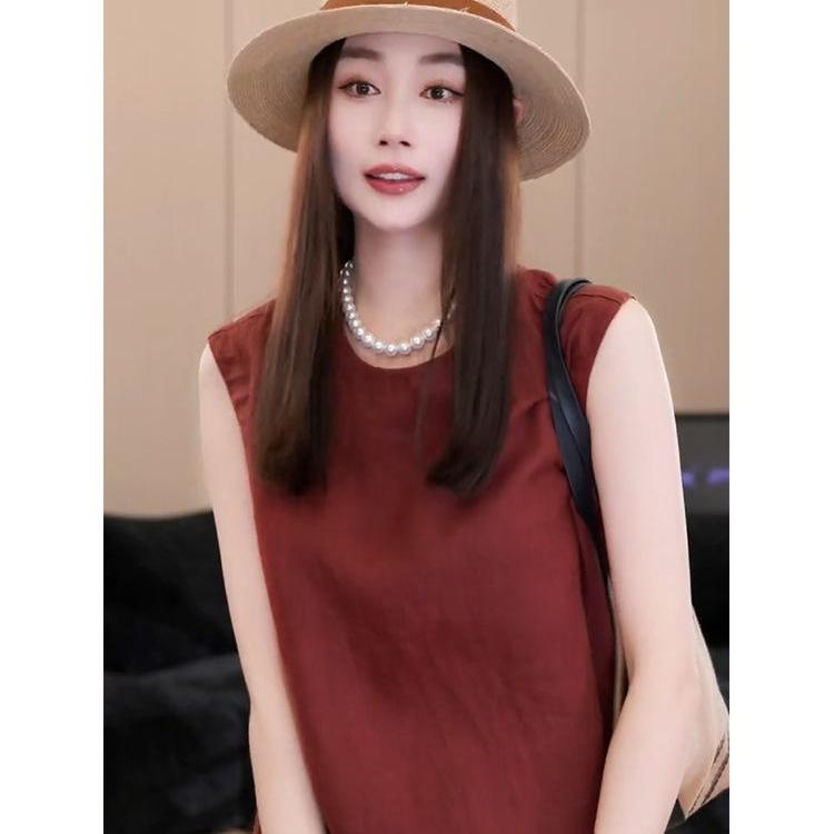 French temperament is simple, generous and decent, the small man is tall, burgundy sleeveless cotton and linen dress, women's summer