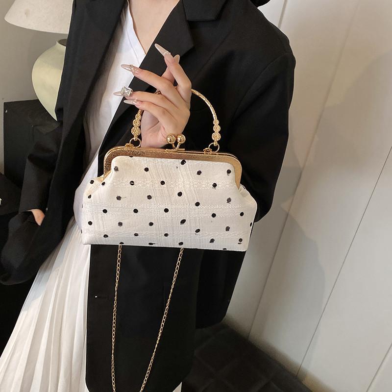 Chic Shell Bag For Trendy Young Women Stylish Pu Handbag With Unique Design