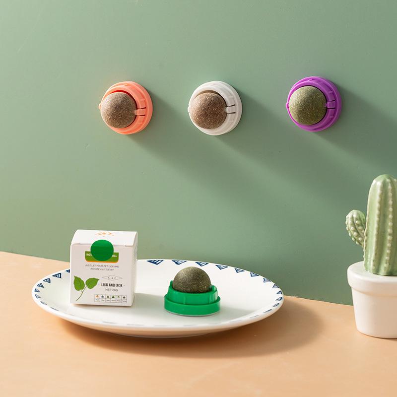 Catnip Teething Ball: Bite-Resistant, Self-Play Toy for Kittens - Cleans Teeth, Relieves Boredom, and Lickable.