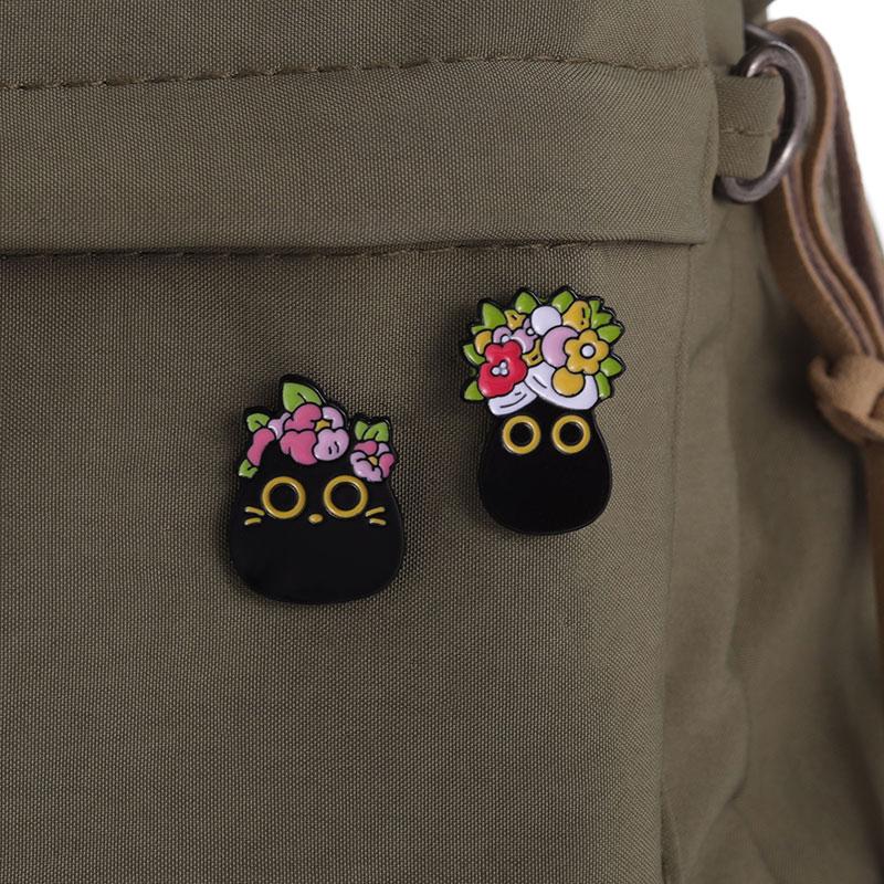 Emaliowane przypinki Czarne Koty Niestandardowe Broszki z Dużymi Oczami Kotka Odznaki na Klapę Kwiatowe Zwierzęce Kreskówkowe Śmieszna Biżuteria Prezent dla Przyjaciół