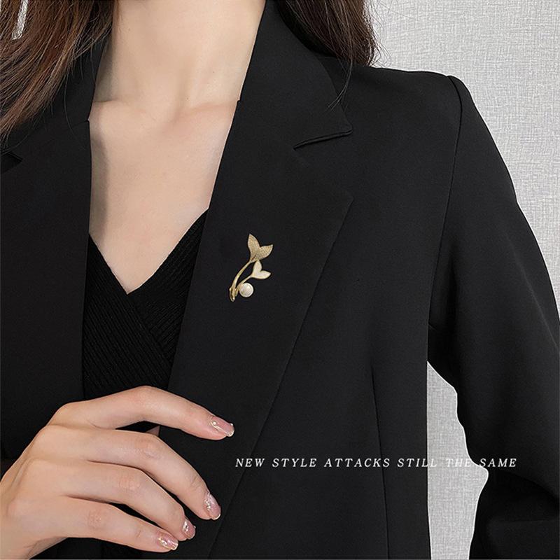 The Design Sense Pearl Fishtail Brooch Women's Suit Anti-exposure Button Coat High-end and Niche Corsage Pin To Secure The Cardigan