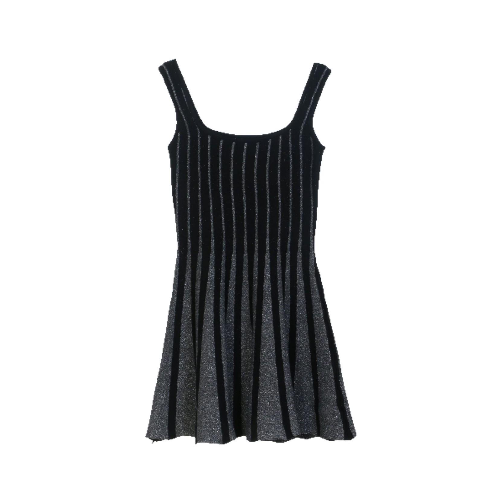 

Женское трикотажное платье-сарафан в золотую полоску: Короткая юбка с завышенной талией во французском стиле с большим клешем Medium