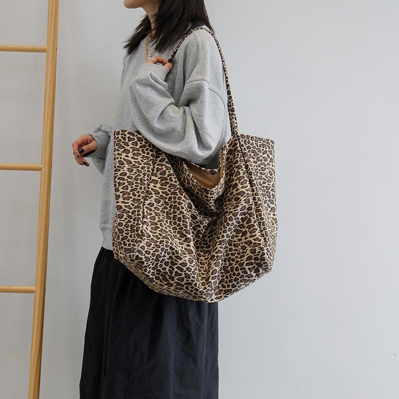 Женская сумка через плечо с леопардовым принтом — фото 10