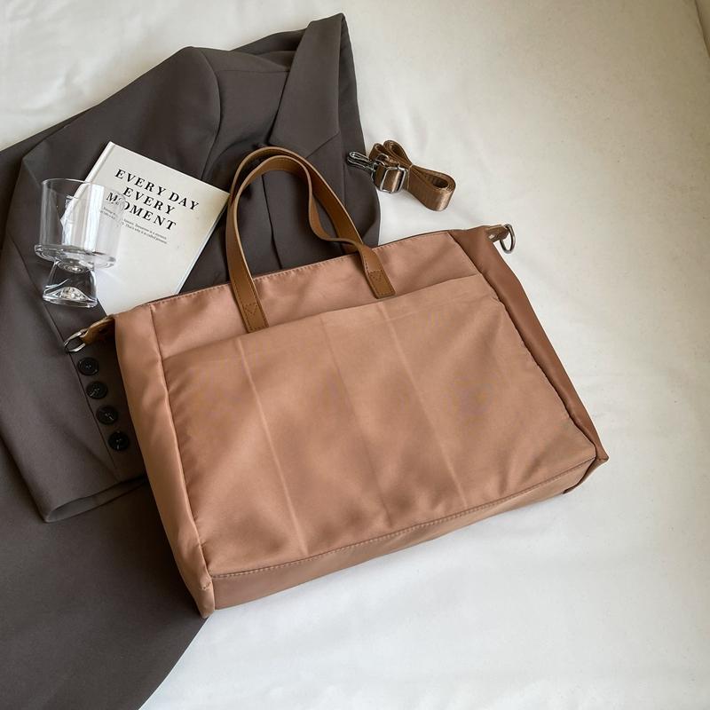 Большая вместительная женская сумка через плечо — фото 11